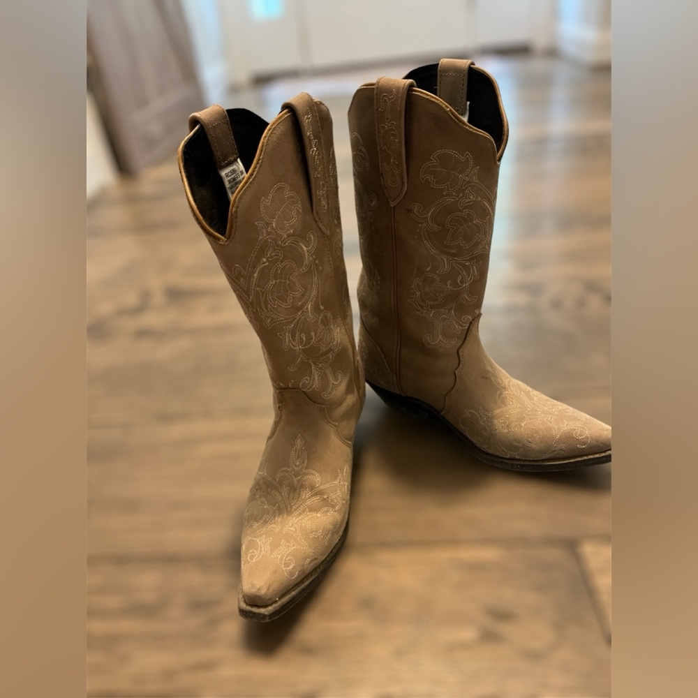 Tan cowgirl boots with embroidery. Size 8 but fit like a size 7 only worn twice